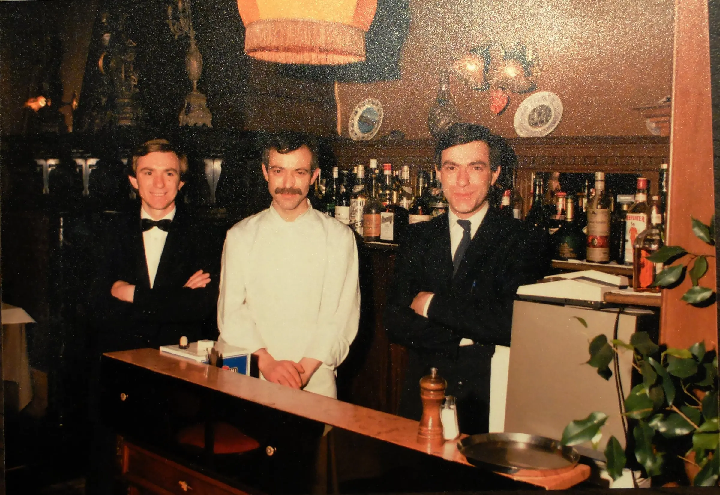 Photographie ancienne : la brigade au bar du restaurant