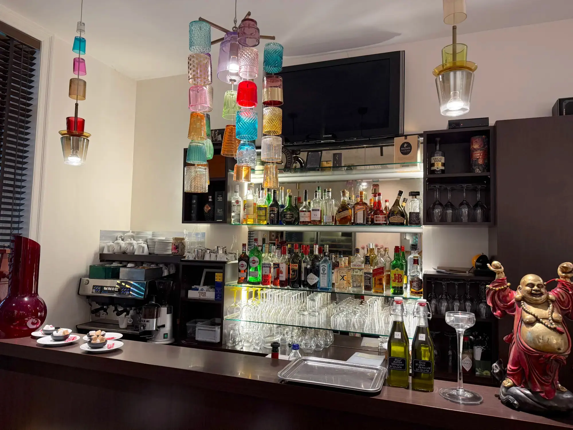 Le bar du restaurant et ses bouteilles