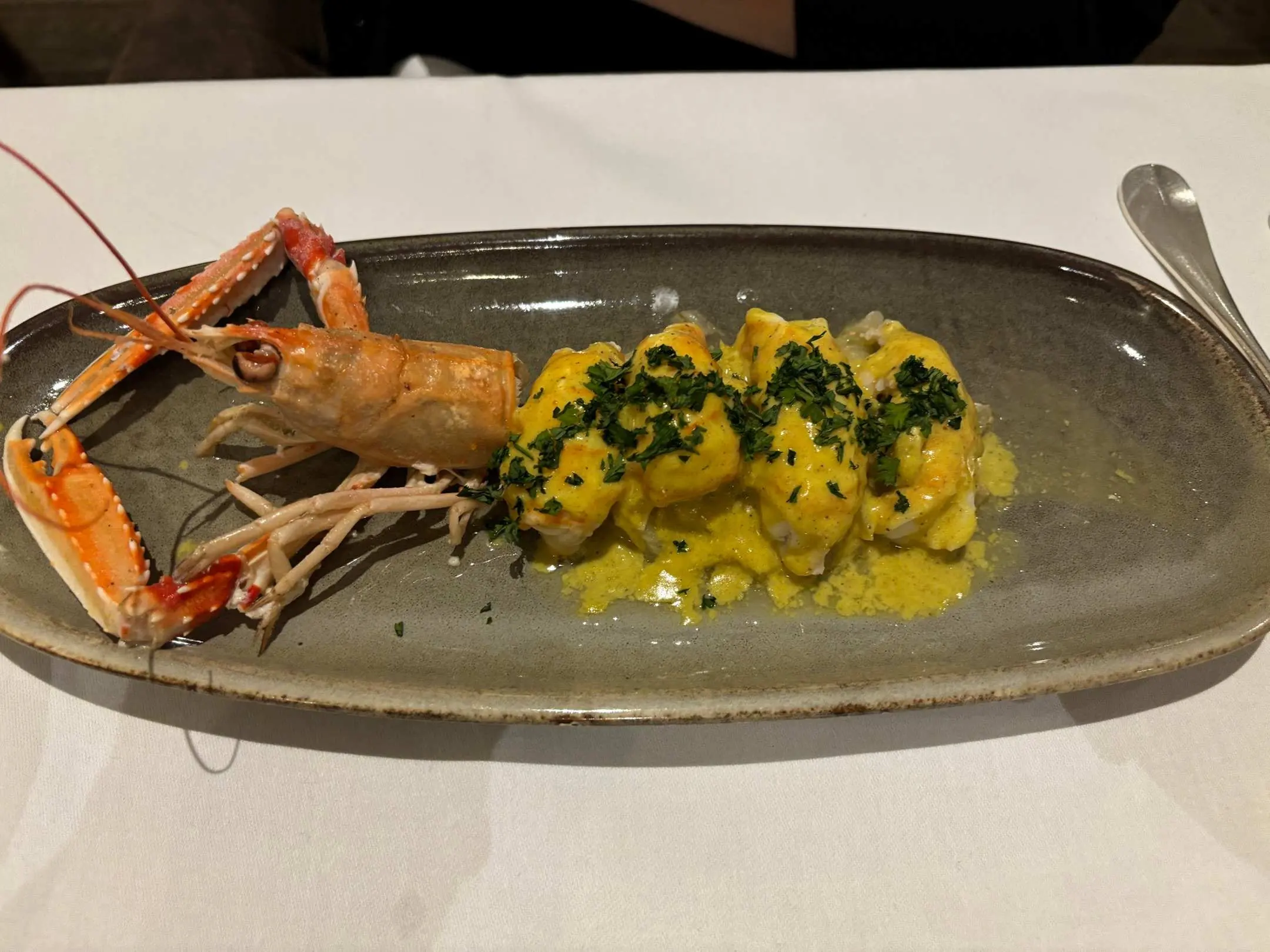 Langoustine entière et risotto safrané, sur plat de grès