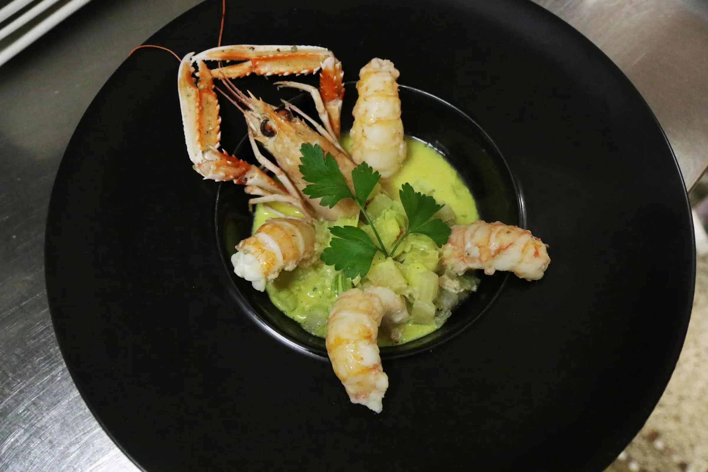 Langoustines et mousseline de petits pois, sur assiette noire