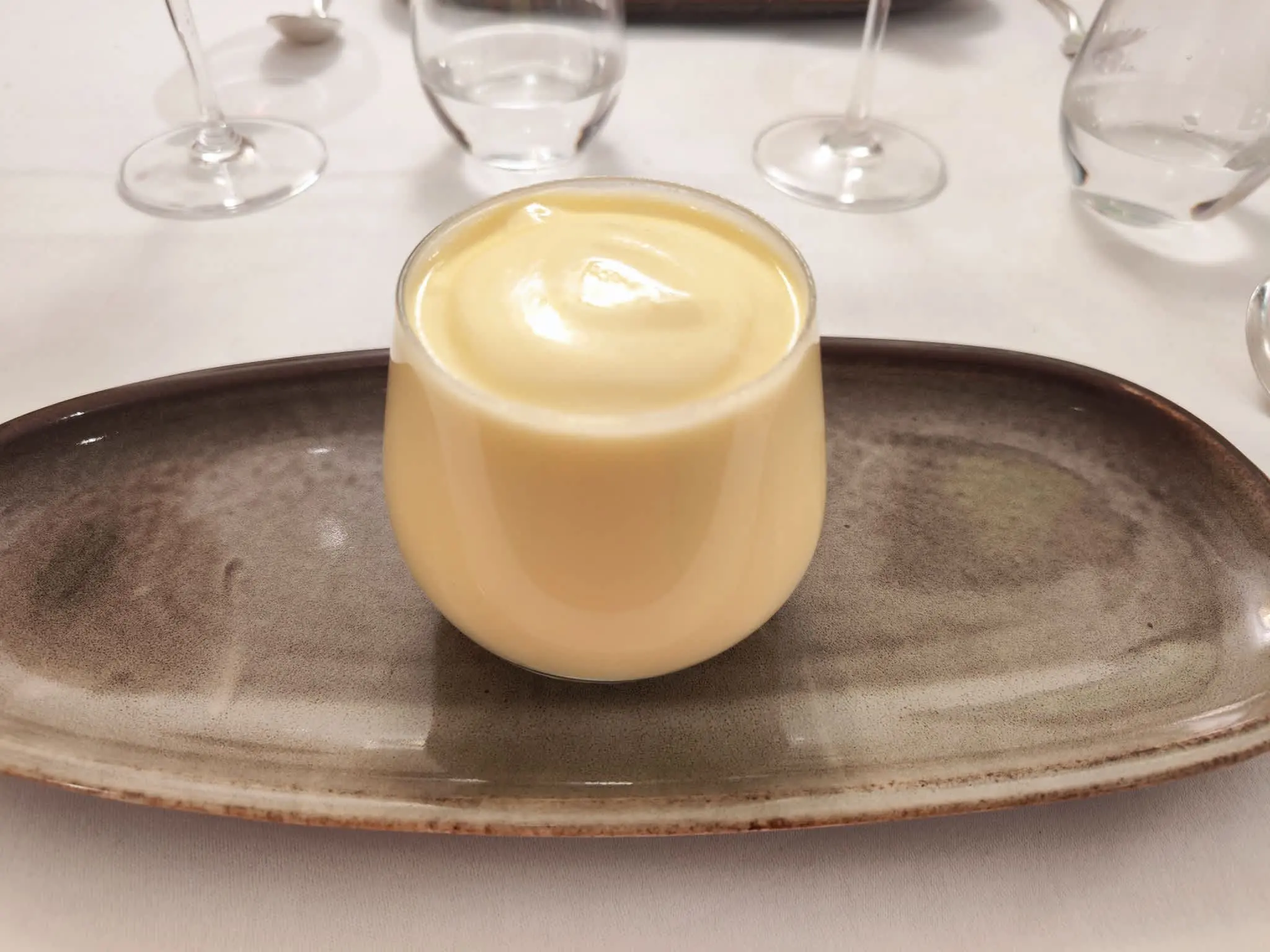 Sabayon servi en verrine, sur plat de grès