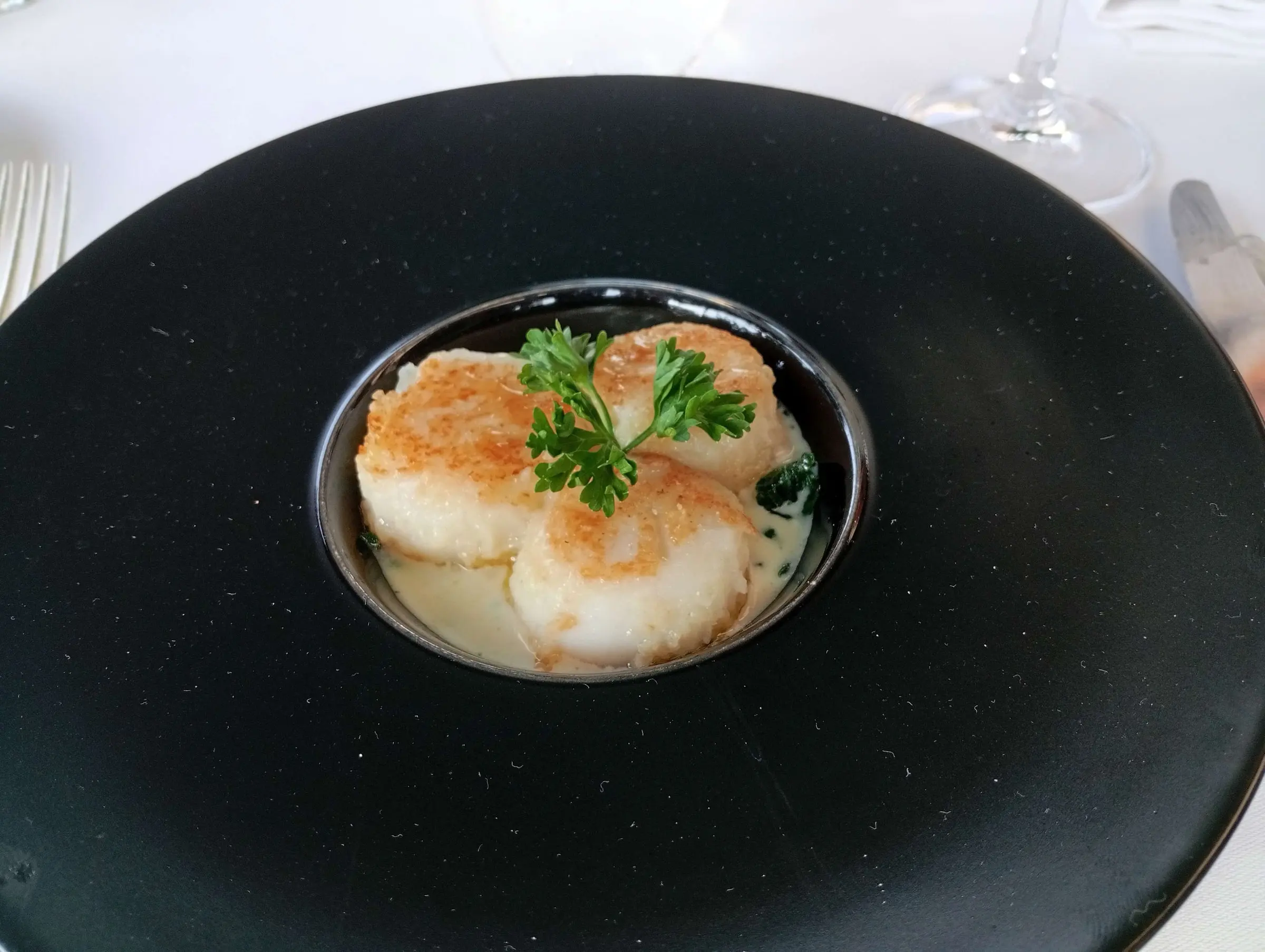 Noix de Saint-Jacques poêlées, assiette noire