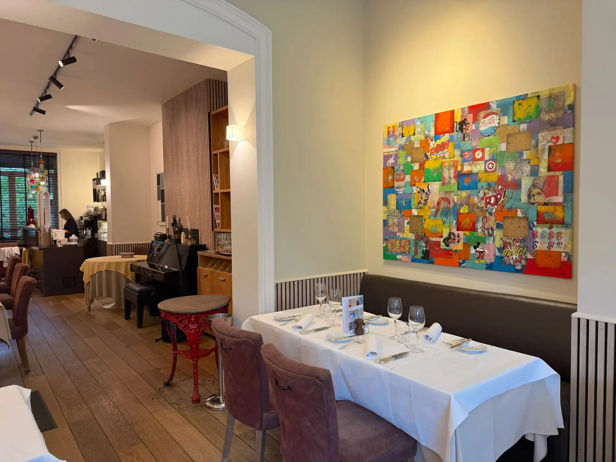 Salle privatisable, banquette et grande toile colorée