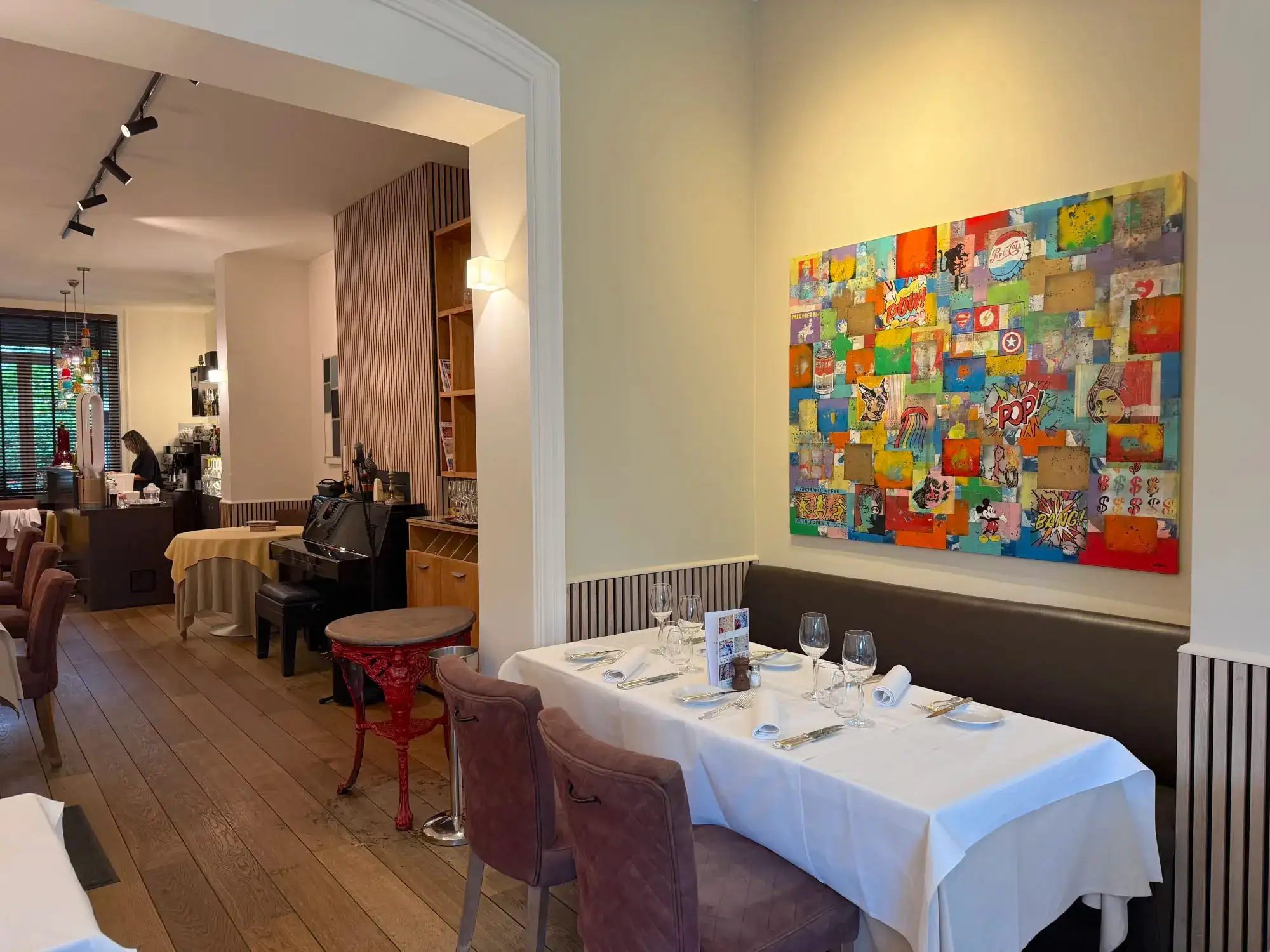 Salle du restaurant, banquette et toile colorée