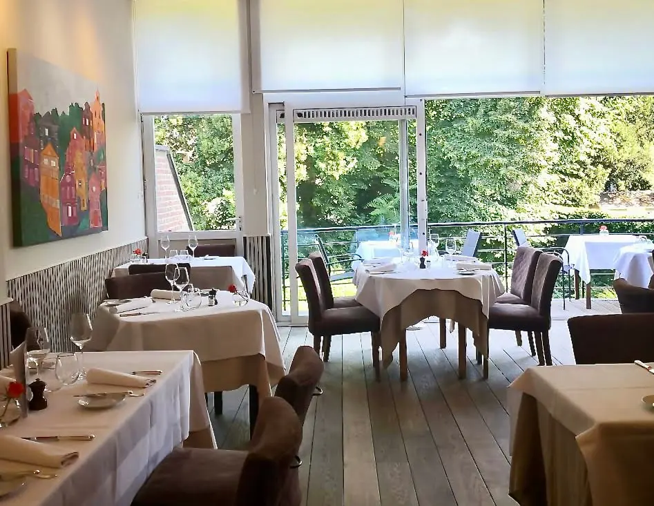La salle un soir d’été, la baie vitrée ouverte sur le jardin