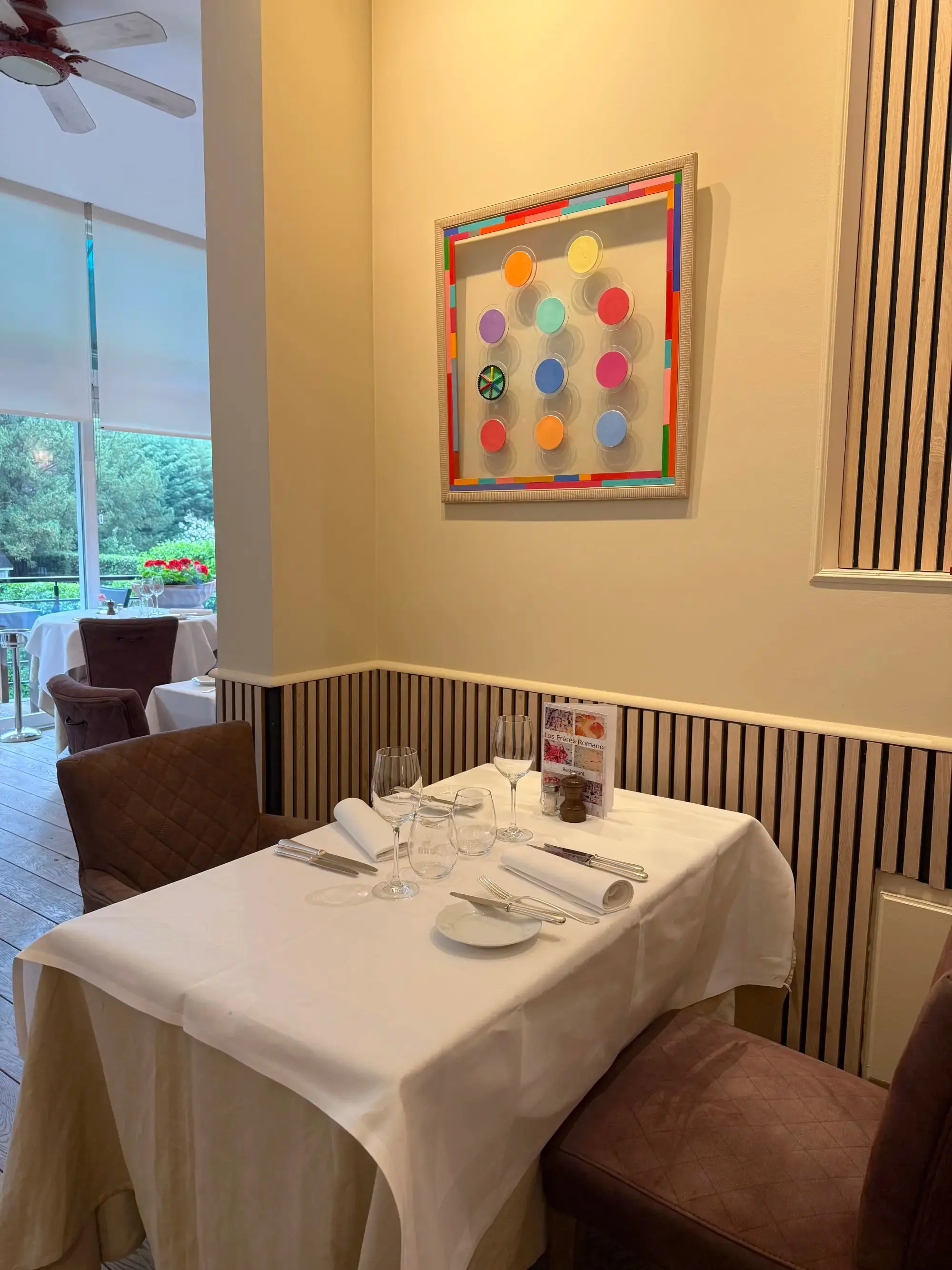 Table dressée devant une toile à pois de couleurs
