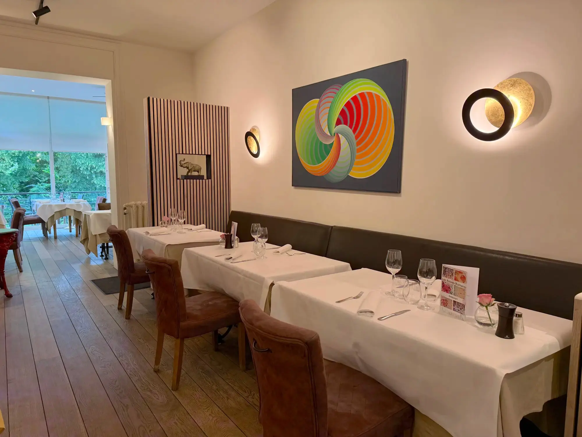 Table dressée sous une toile contemporaine en spirale
