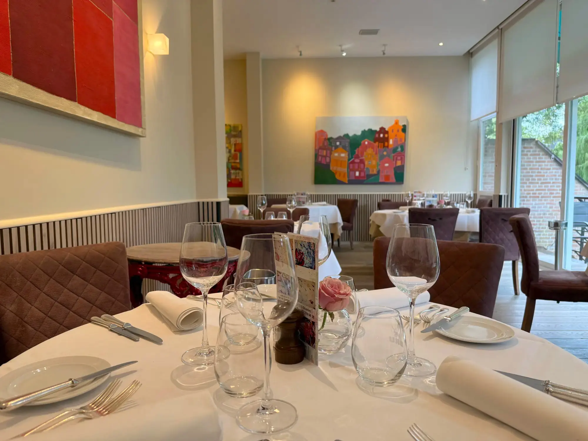 Couverts, verres et nappe blanche, en gros plan