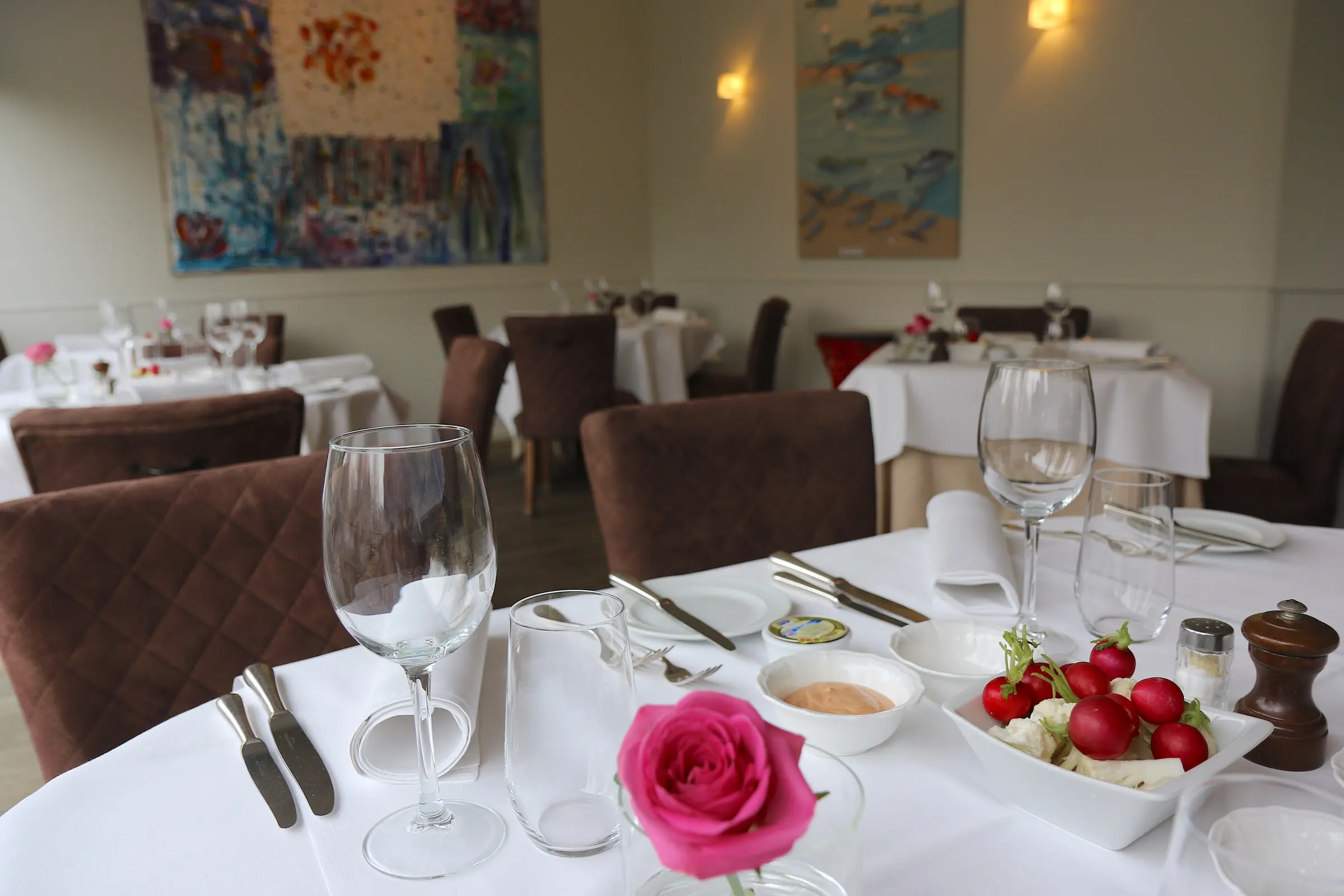 Une rose et des radis sur la nappe, avant le service